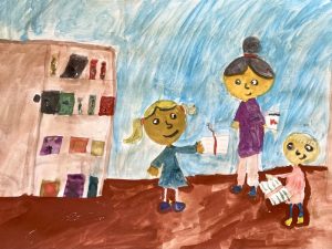 Učiteljica in dve učenki pred knjižnico