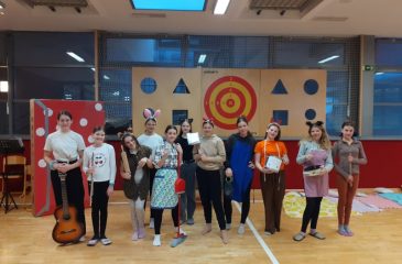 Učenke izbirnega predmeta gledališki klub, ki so zaigrale otrokom iz vrtca