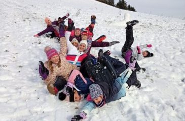 Veselje petošolcev na zasnežem bregu