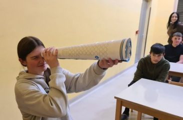 Učenka gleda skozi teleskop