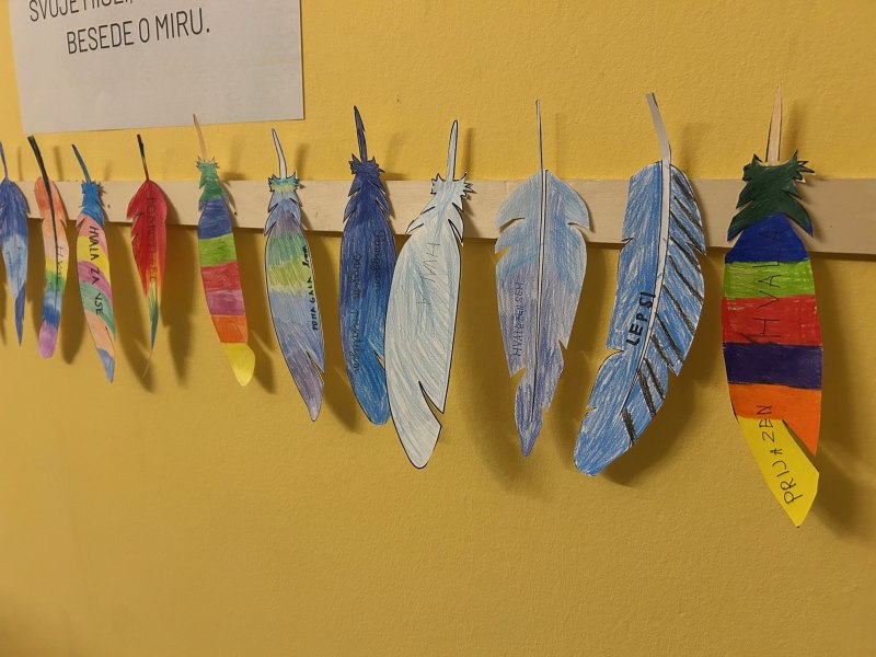 Pisana peresa na steni