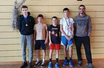 Štirje tekmovalci v badmintonu z mentorjem