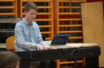 Učenec Jošt Vidergar ob igranju klavirja