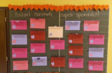 Stenski pano s kuvertami za valentinova sporočilca
