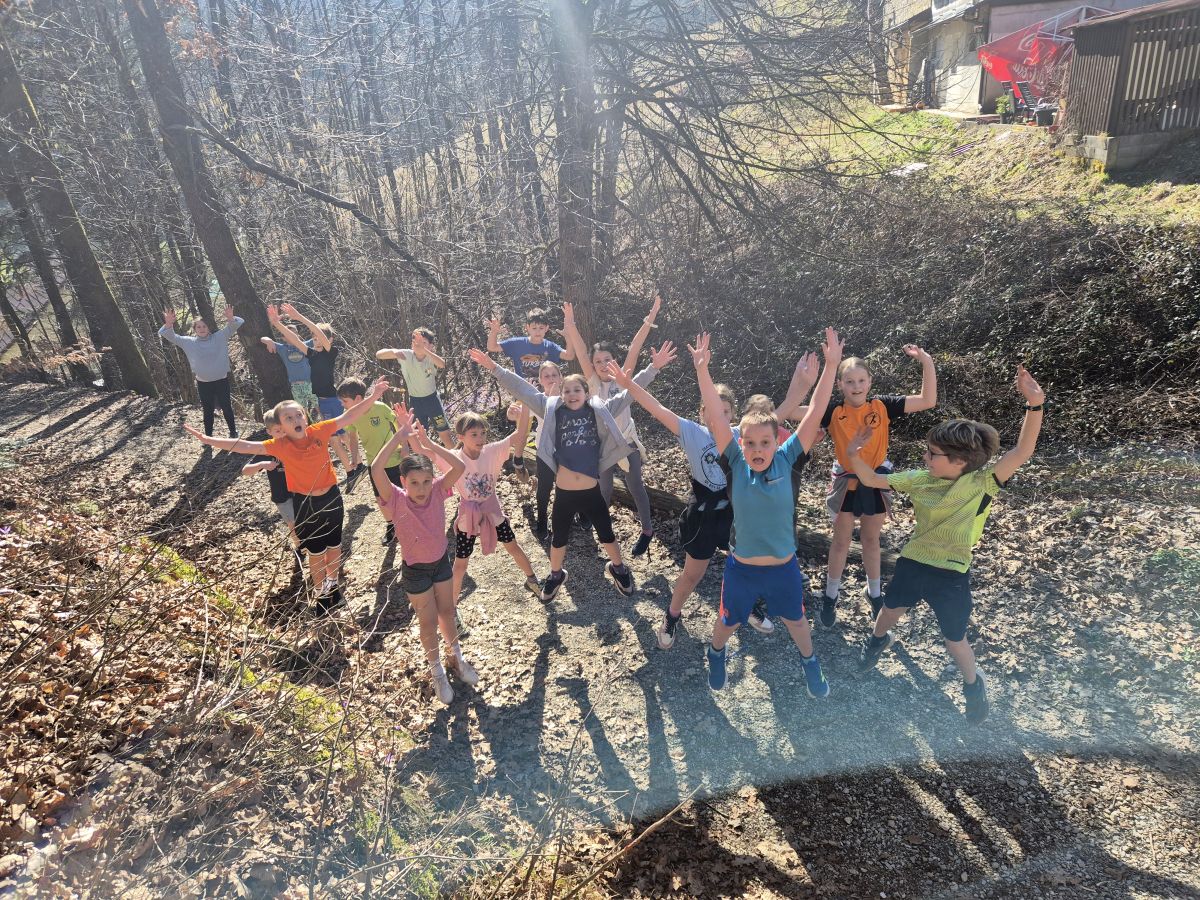 Razigrani otroci v gozdu - 2