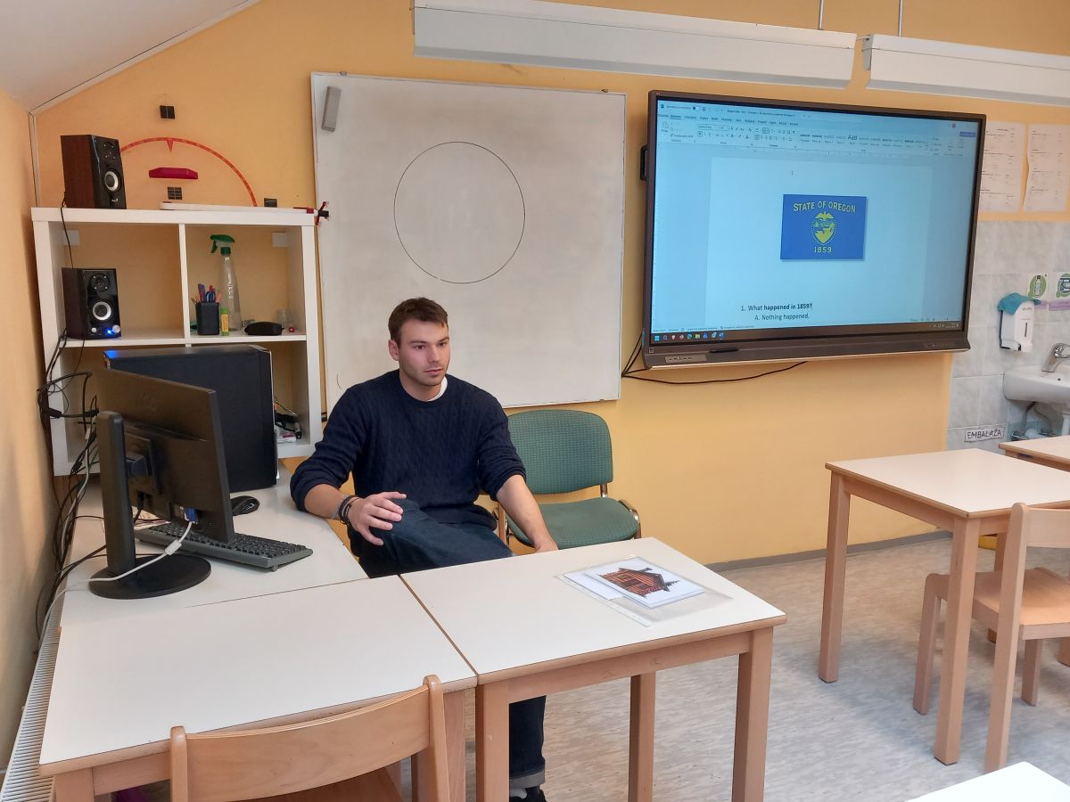 Nolan Michael Scott Ahmann v učilnici