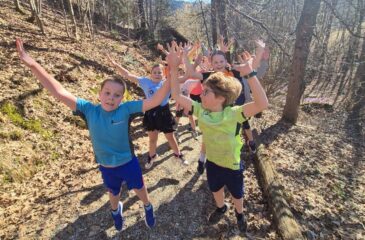 Razigrani otroci v gozdu