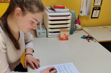 Učenka rešuje anketo.