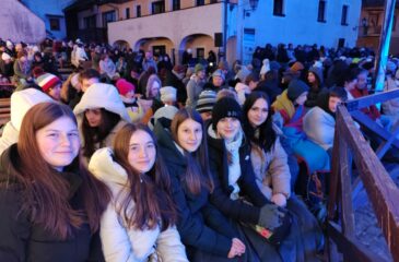 Učenci v pričakovanju začetka Škofjeloškega pasijona