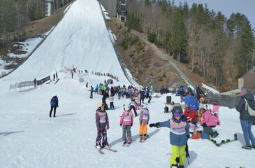 Otroci v izteku velikanke v Planici