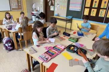 Učenci ustvarjajo darila za starejše krajane.