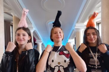 Tri učenke na dogodku World Scholar's Cup