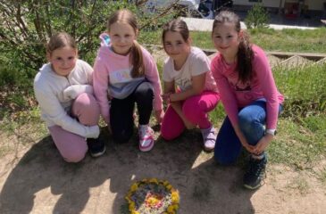 Štiri učenke, pred njimi njihova mandala