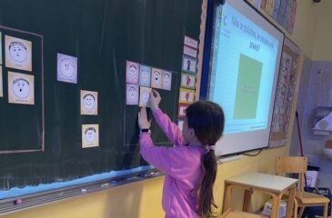 Drugošolka na tablo lepi obraze, ki izražajo različna čustva.