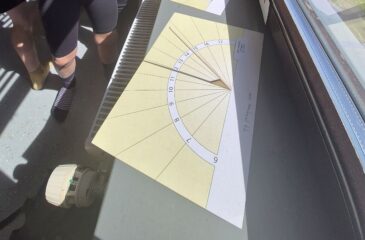 Sončna ura na okenski polici učilnice