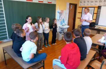 Učenci z gostom iz Anglije, gospodom Jamesom iz organizacije English in Action
