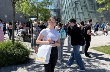 Zarja Frlan pred Fakulteto za kemijo in kemijsko tehnologijo